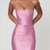 Vestido corto bandeau con fruncidos Yesenia en rosa suave