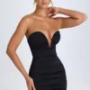 Vestido corto bandeau fruncido Kalinda en negro
