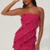 Vestido corto bandeau Tatiana con volantes en fucsia