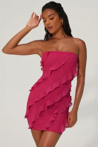 Vestido corto bandeau Tatiana con volantes en fucsia
