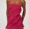 Vestido corto bandeau Tatiana con volantes en fucsia