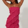 Vestido corto bandeau Tatiana con volantes en fucsia