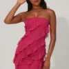 Vestido corto bandeau Tatiana con volantes en fucsia