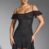 Vestido corto Beaufort con hombros al aire y adornos en negro