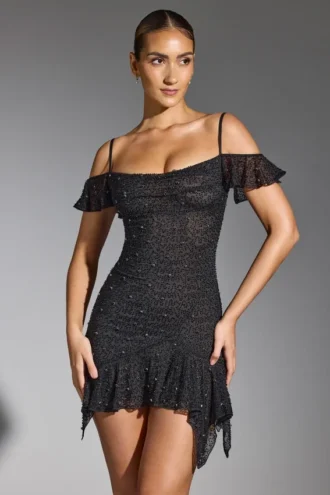 Vestido corto Beaufort con hombros al aire y adornos en negro