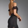 Vestido corto Beaufort con hombros al aire y adornos en negro