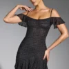 Vestido corto Beaufort con hombros al aire y adornos en negro