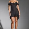 Vestido corto Beaufort con hombros al aire y adornos en negro