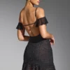 Vestido corto Beaufort con hombros al aire y adornos en negro