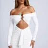 Vestido corto blanco con hombros descubiertos y aberturas, con detalles metálicos, en color azafrán
