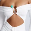 Vestido corto blanco con hombros descubiertos y aberturas, con detalles metálicos, en color azafrán