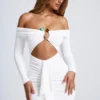 Vestido corto blanco con hombros descubiertos y aberturas, con detalles metálicos, en color azafrán