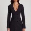 Vestido corto blazer estructurado de un solo botonadura Samantae en negro