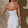 Vestido corto Brielle con escote bandeau en blanco Vestido corto Brielle con escote bandeau en blanco