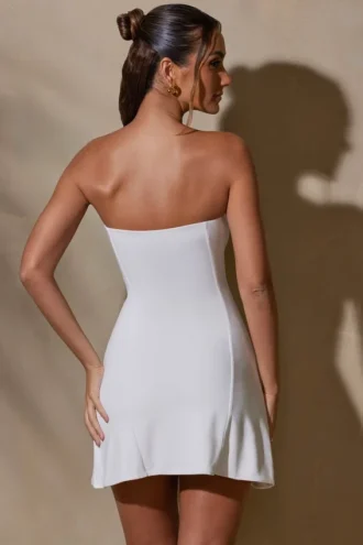 Vestido corto Brielle con escote bandeau en blanco