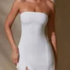 Vestido corto Brielle con escote bandeau en blanco Vestido corto Brielle con escote bandeau en blanco