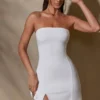 Vestido corto Brielle con escote bandeau en blanco Vestido corto Brielle con escote bandeau en blanco