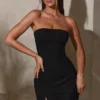 Vestido corto Brielle con escote bandeau en negro Vestido corto Brielle con escote bandeau en negro