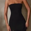 Vestido corto Brielle con escote bandeau en negro Vestido corto Brielle con escote bandeau en negro