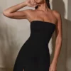 Vestido corto Brielle con escote bandeau en negro Vestido corto Brielle con escote bandeau en negro
