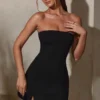 Vestido corto Brielle con escote bandeau en negro Vestido corto Brielle con escote bandeau en negro