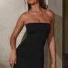 Vestido corto Brielle con escote bandeau en negro Vestido corto Brielle con escote bandeau en negro