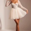 Vestido corto Calliope con falda de tul y mangas largas adornado en color marfil
