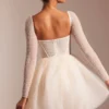 Vestido corto Calliope con falda de tul y mangas largas adornado en color marfil