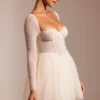 Vestido corto Calliope con falda de tul y mangas largas adornado en color marfil