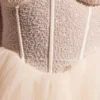 Vestido corto Calliope con falda de tul y mangas largas adornado en color marfil