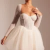 Vestido corto Calliope con falda de tul y mangas largas adornado en color marfil