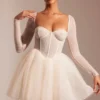 Vestido corto Calliope con falda de tul y mangas largas adornado en color marfil