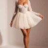 Vestido corto Calliope con falda de tul y mangas largas adornado en color marfil