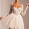 Vestido corto Calliope con falda de tul y mangas largas adornado en color marfil