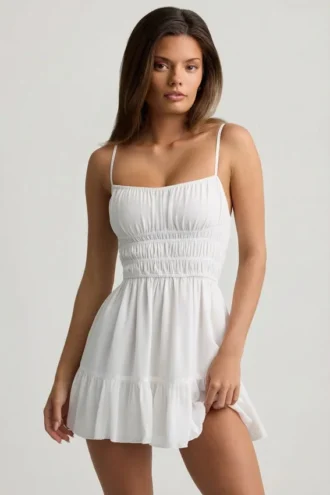 Vestido corto camisola fruncido Tessara en blanco