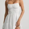 Vestido corto camisola fruncido Tessara en blanco