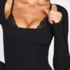 Vestido corto Caris de manga larga con encaje y modal acanalado en negro