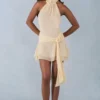Vestido corto Carolina con cuello halter en amarillo mantequilla