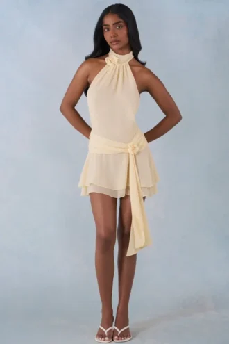 Vestido corto Carolina con cuello halter en amarillo mantequilla