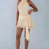 Vestido corto Carolina con cuello halter en amarillo mantequilla