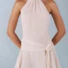 Vestido corto Carolina con cuello halter en color marfil