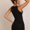 Vestido corto Cassis con escote pronunciado y adornos en negro