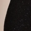 Vestido corto Cassis con escote pronunciado y adornos en negro