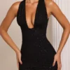 Vestido corto Cassis con escote pronunciado y adornos en negro