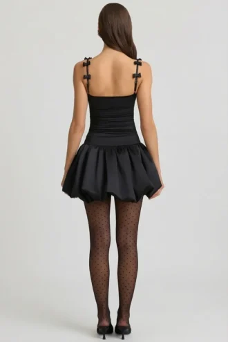 Vestido corto Cirilla con detalle de lazo y bajo abullonado en negro