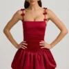 Vestido corto Cirilla con detalle de lazo y bajo abullonado en rojo intenso