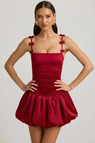 Vestido corto Cirilla con detalle de lazo y bajo abullonado en rojo intenso