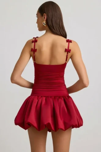 Vestido corto Cirilla con detalle de lazo y bajo abullonado en rojo intenso