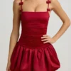 Vestido corto Cirilla con detalle de lazo y bajo abullonado en rojo intenso