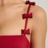 Vestido corto Cirilla con detalle de lazo y bajo abullonado en rojo intenso